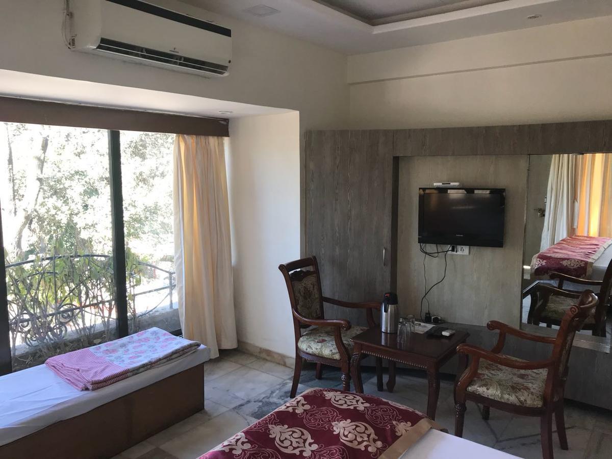 Hotel Sheratone Mount Âbû Extérieur photo